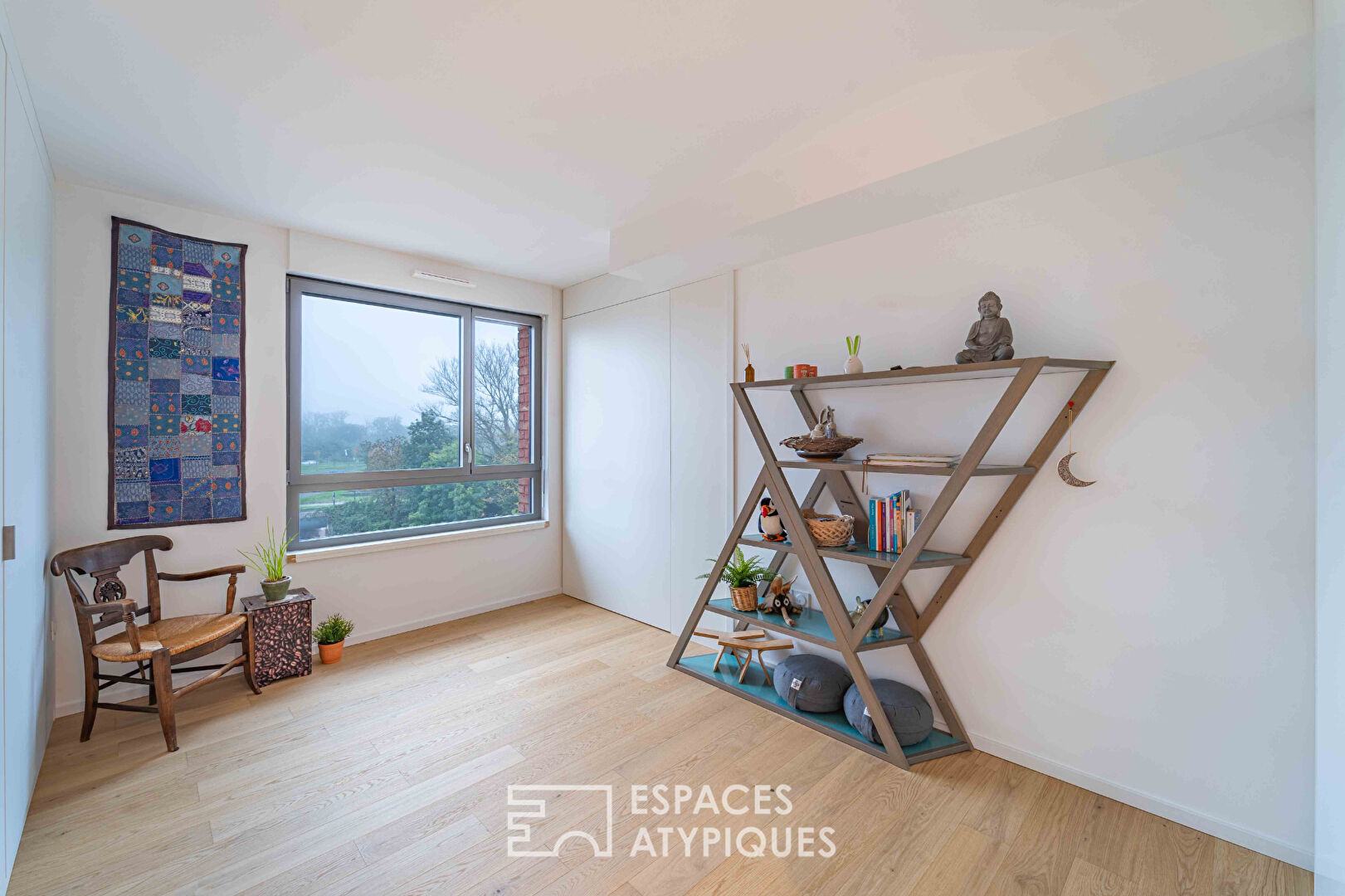 Flat with terrace and water views