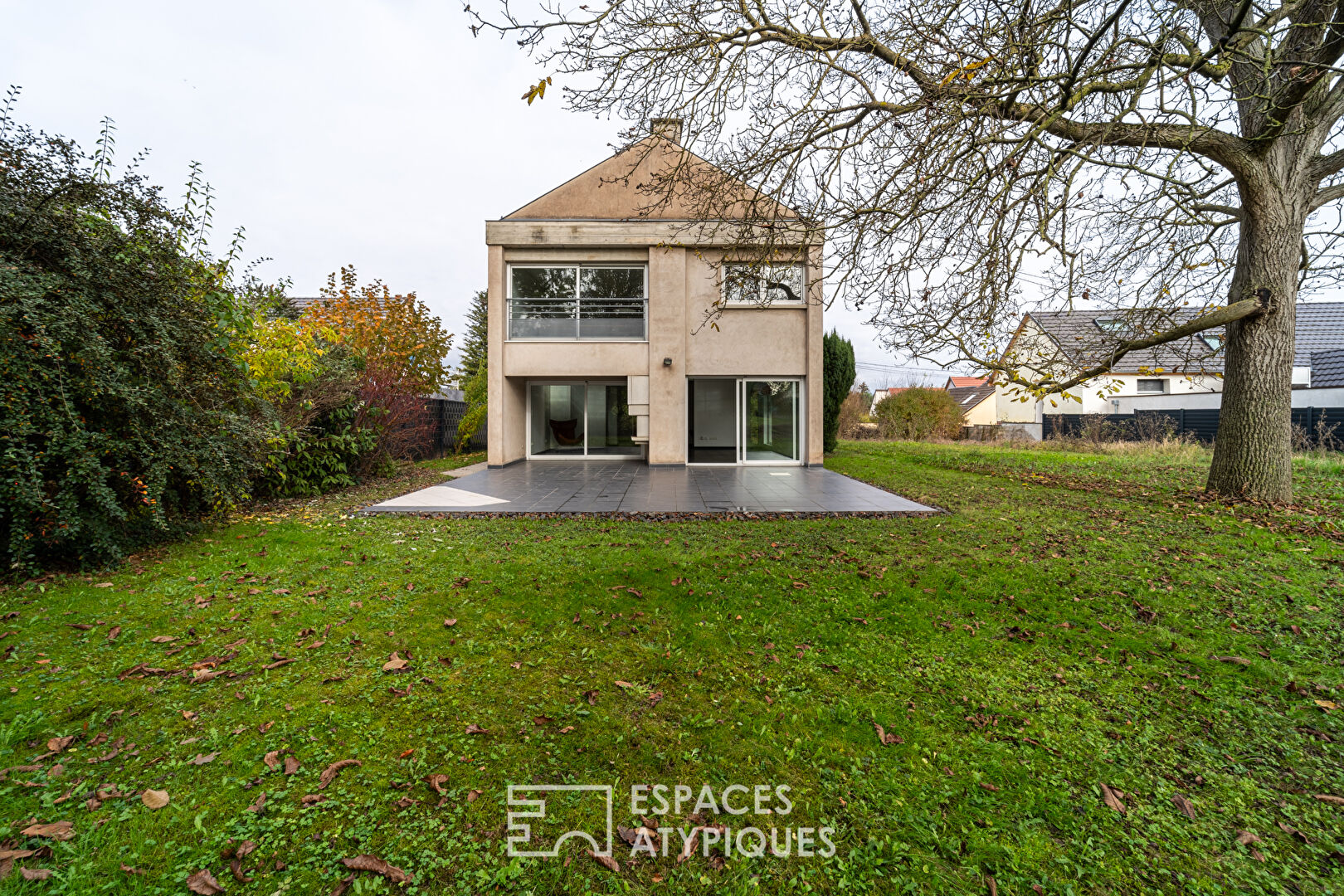 Maison d’architecte esprit brutaliste avec jardin