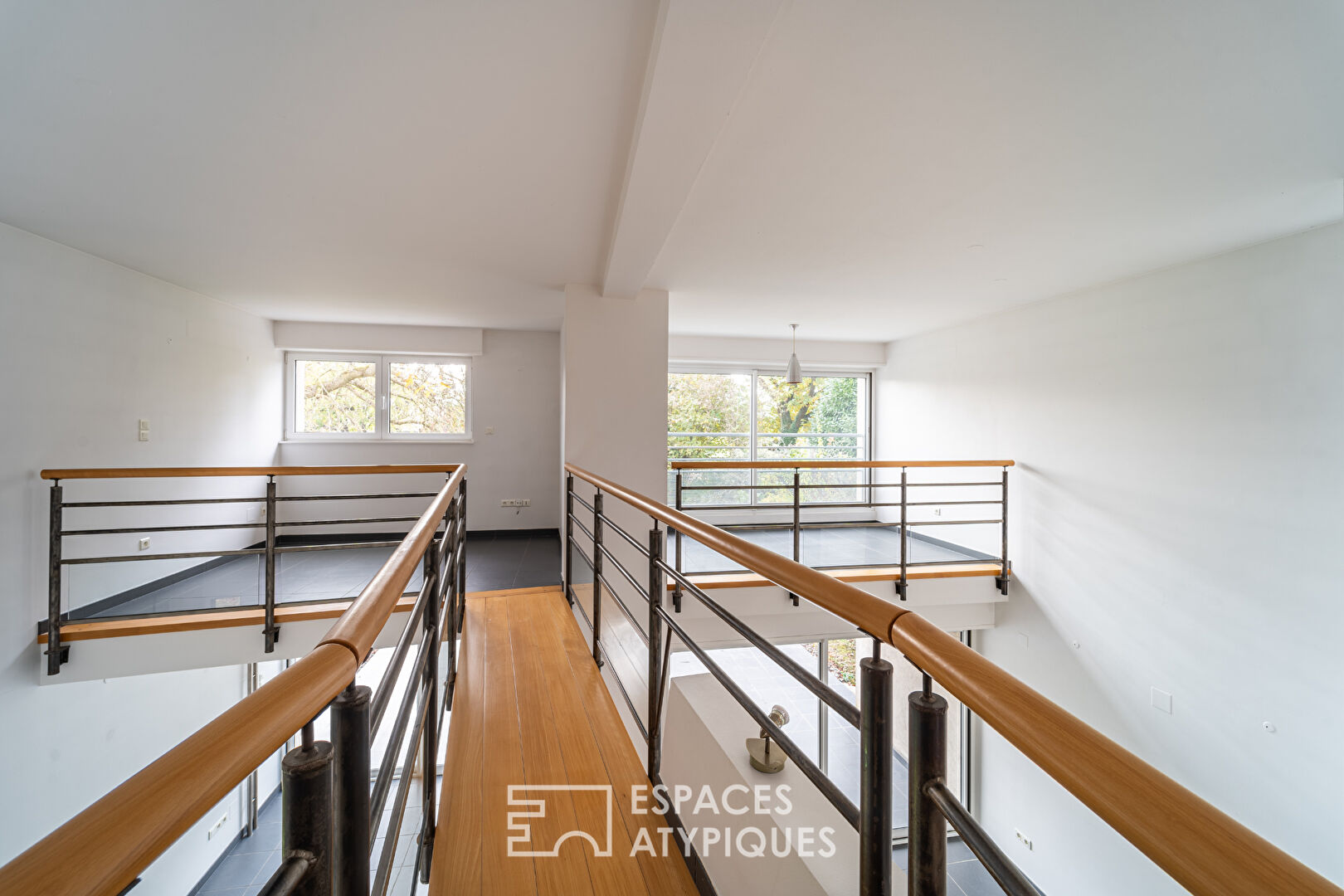 Maison d’architecte esprit brutaliste avec jardin