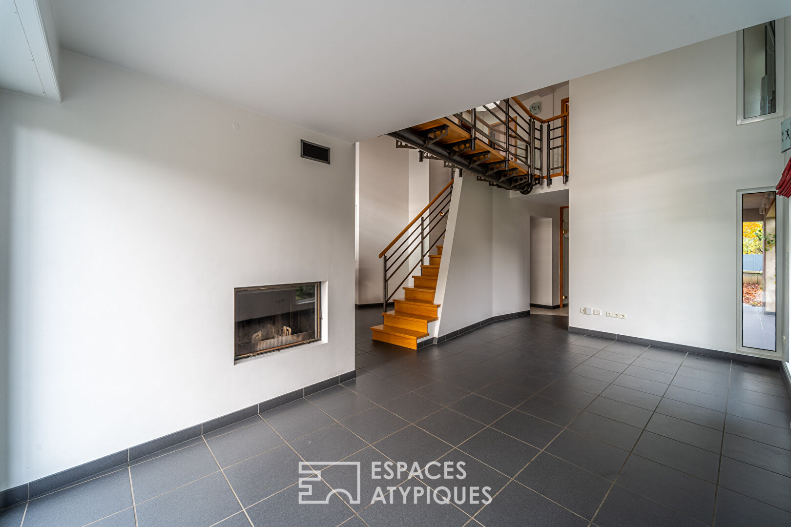 Maison d’architecte esprit brutaliste avec jardin