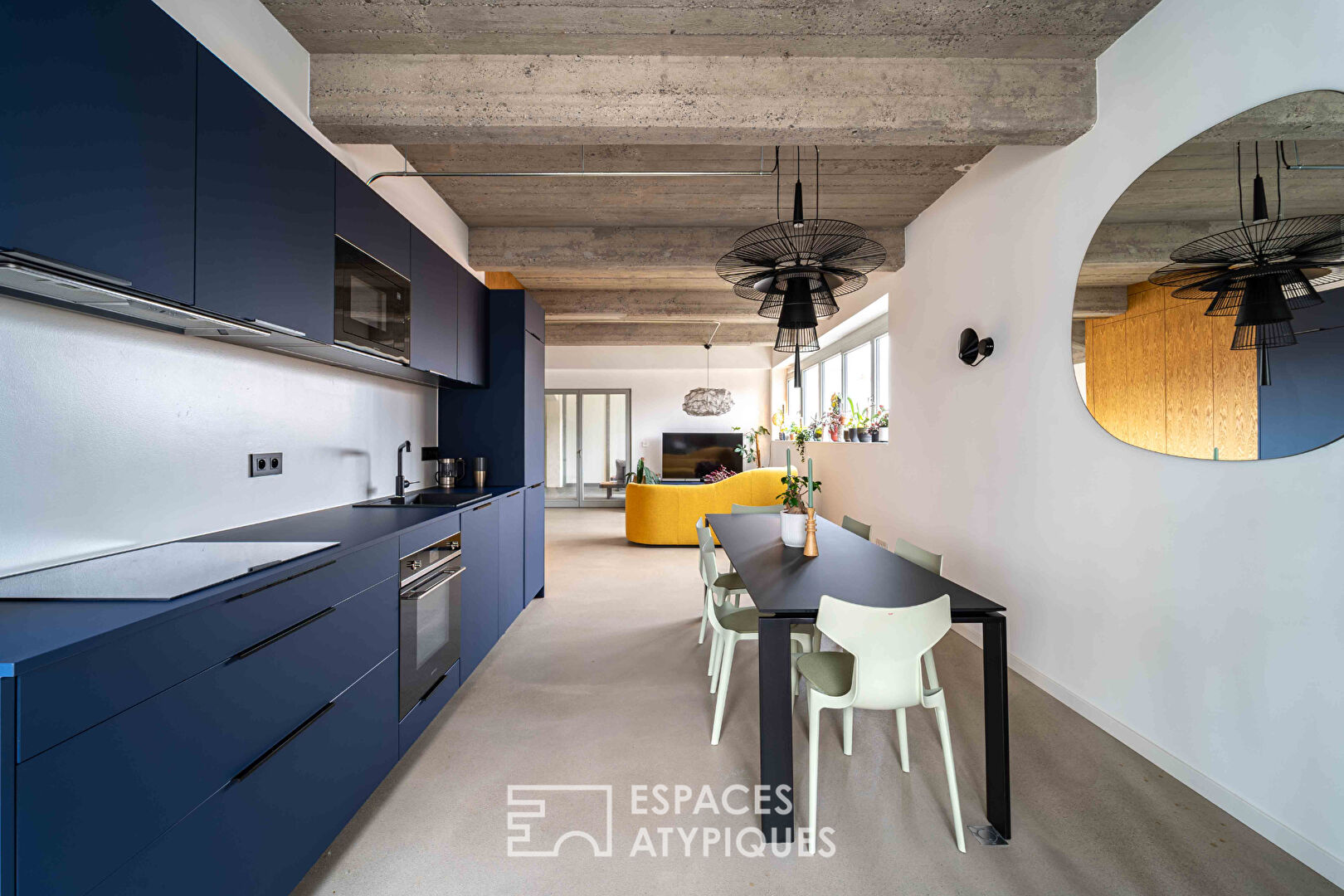 Contemporary loft with two terraces in the Coop district