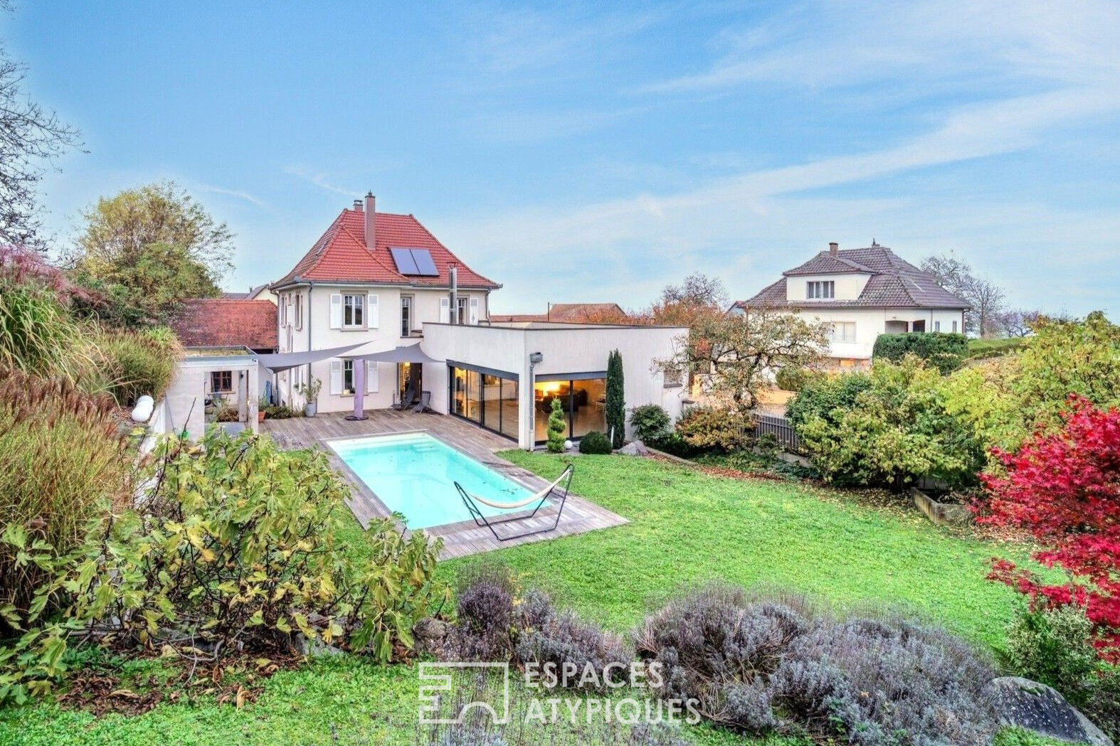 Villa années 30 revisitée et son jardin avec piscine