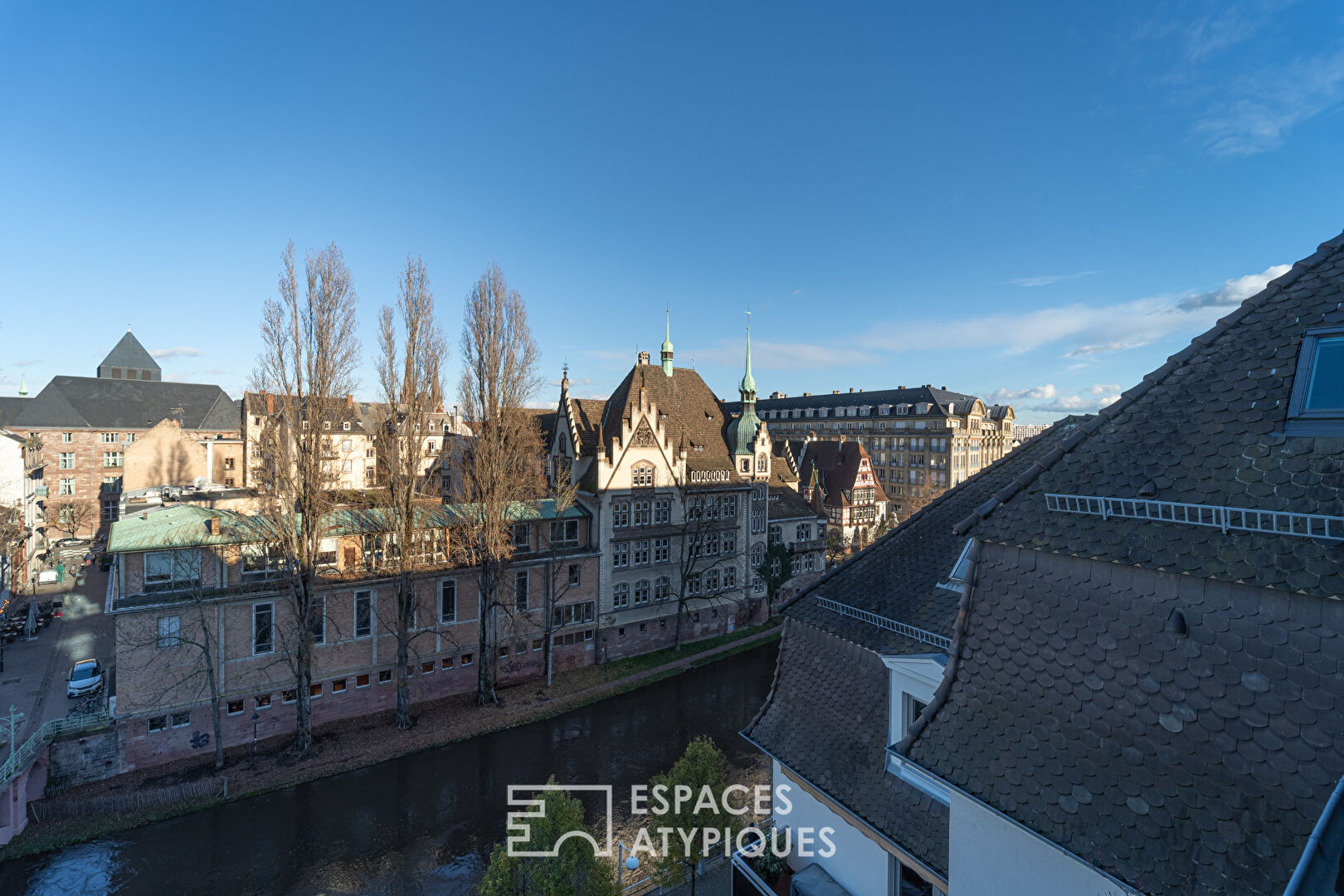 Flat on the quays with cathedral views