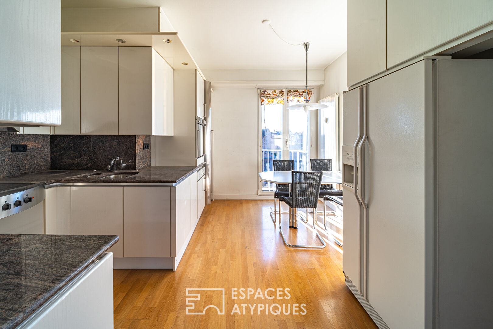 Flat on the quays with cathedral views