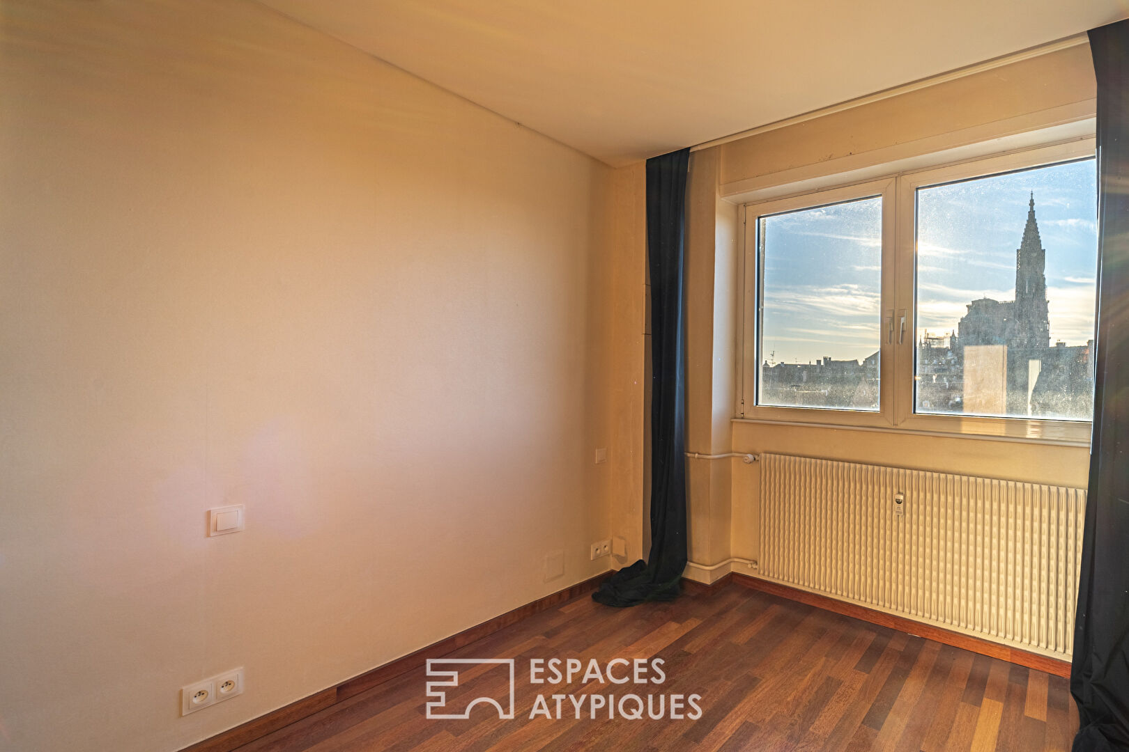 Flat on the quays with cathedral views