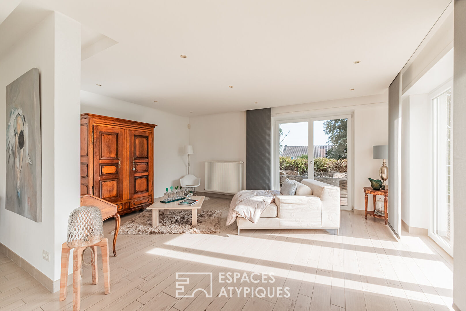Maison rénovée avec terrasses et jardin arboré