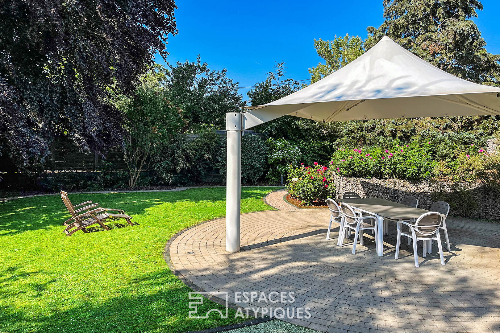 Maison rénovée avec terrasses et jardin arboré
