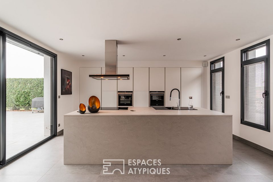 Maison d'architecte aux prestations soignées et sa piscine