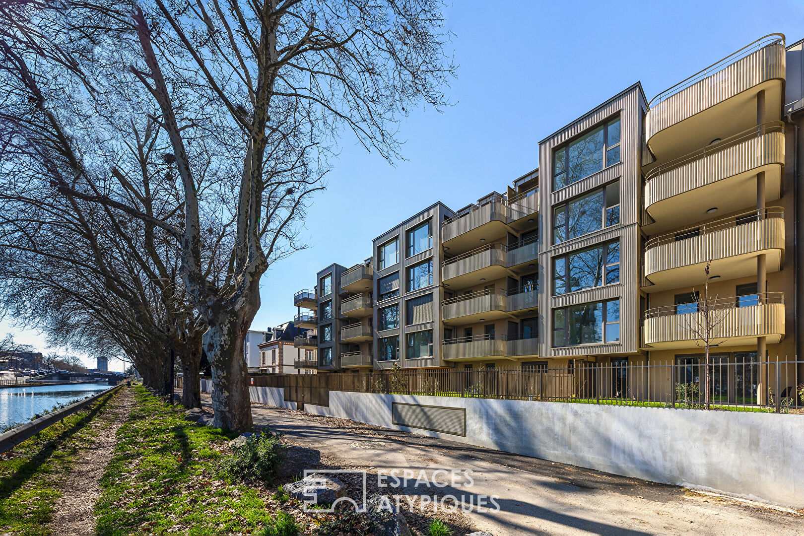 Neuf : Attique avec terrasse et vue sur l’eau