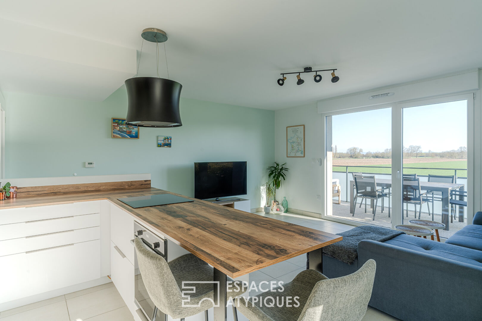 Appartement contemporain avec terrasse et vue dégagée