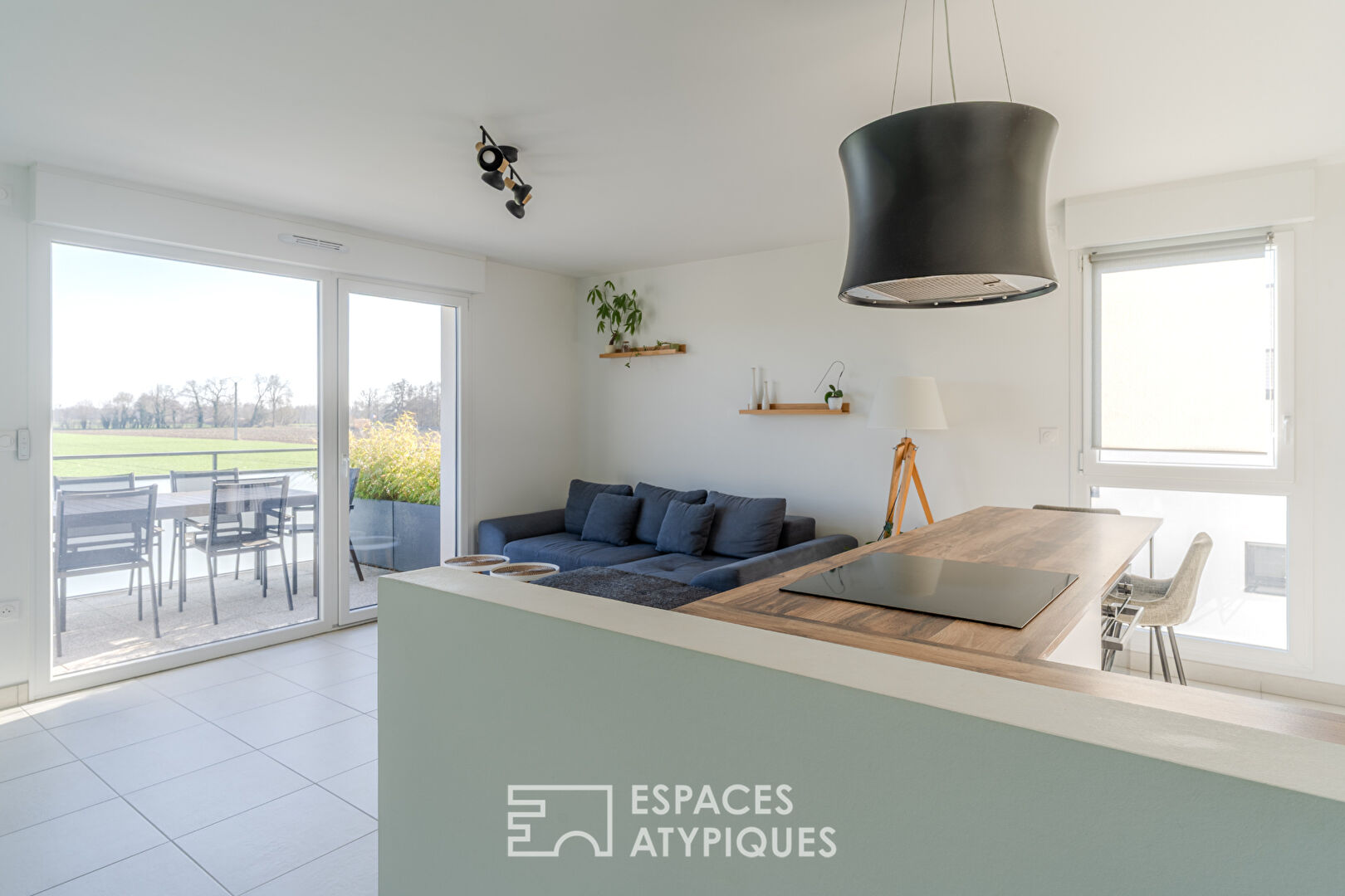 Appartement contemporain avec terrasse et vue dégagée