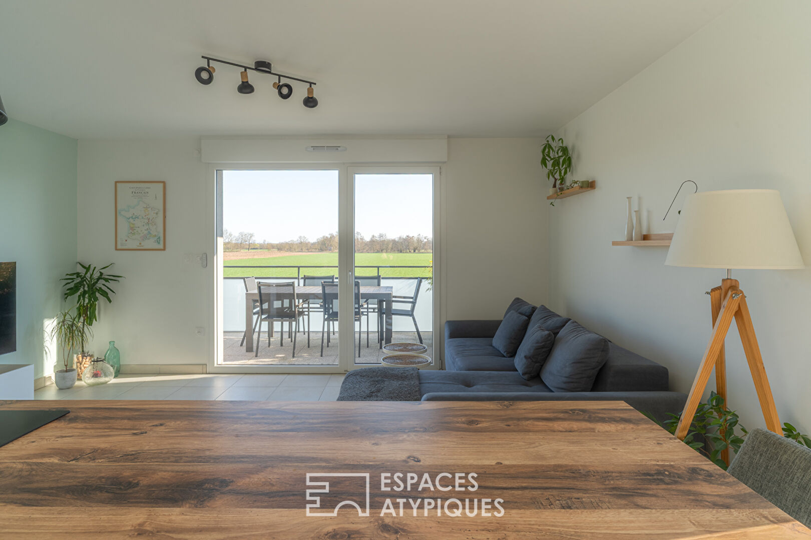 Appartement contemporain avec terrasse et vue dégagée