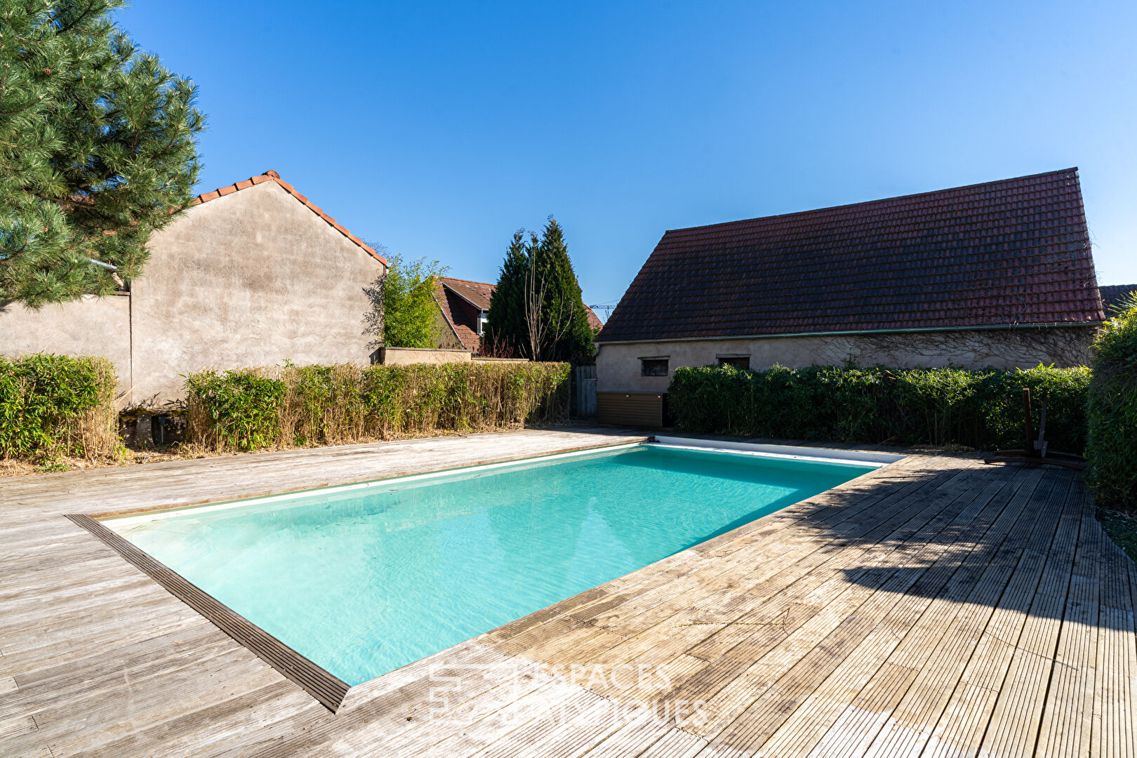 Ancien relais de poste rénové avec piscine et jardin paysager