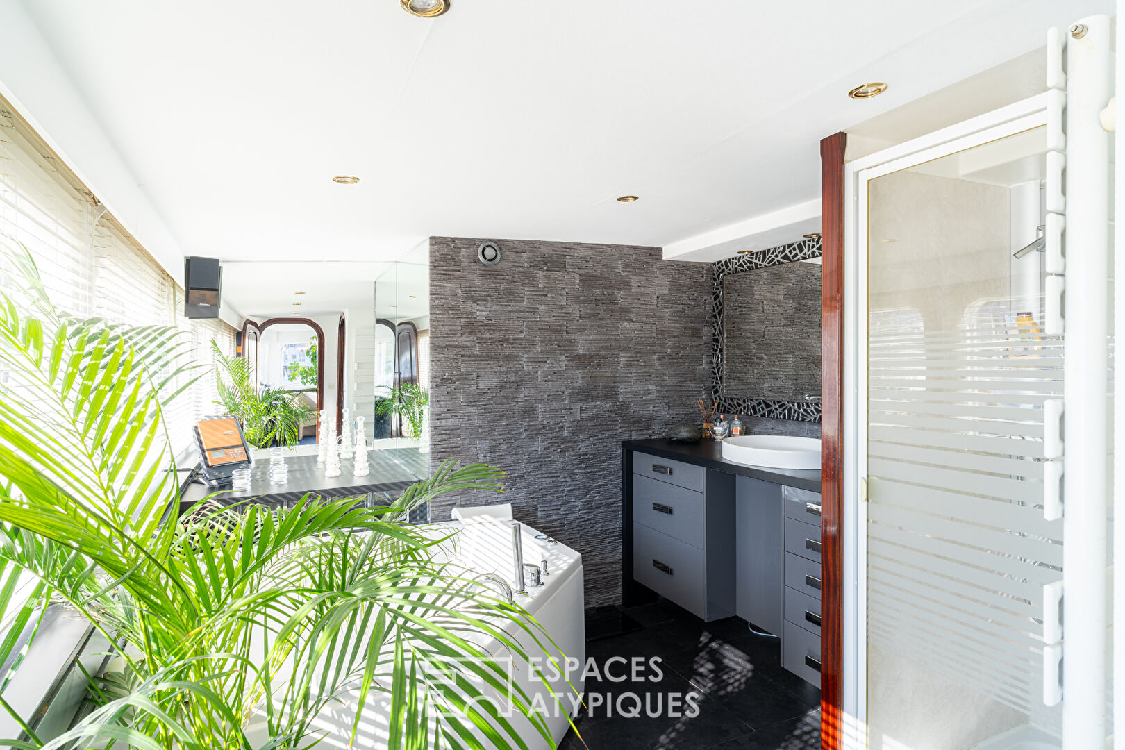 A converted boat with three terraces in the heart of Strasbourg