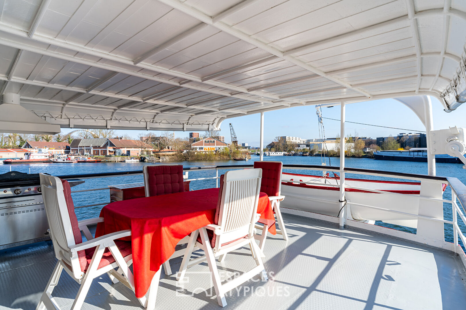 A converted boat with three terraces in the heart of Strasbourg