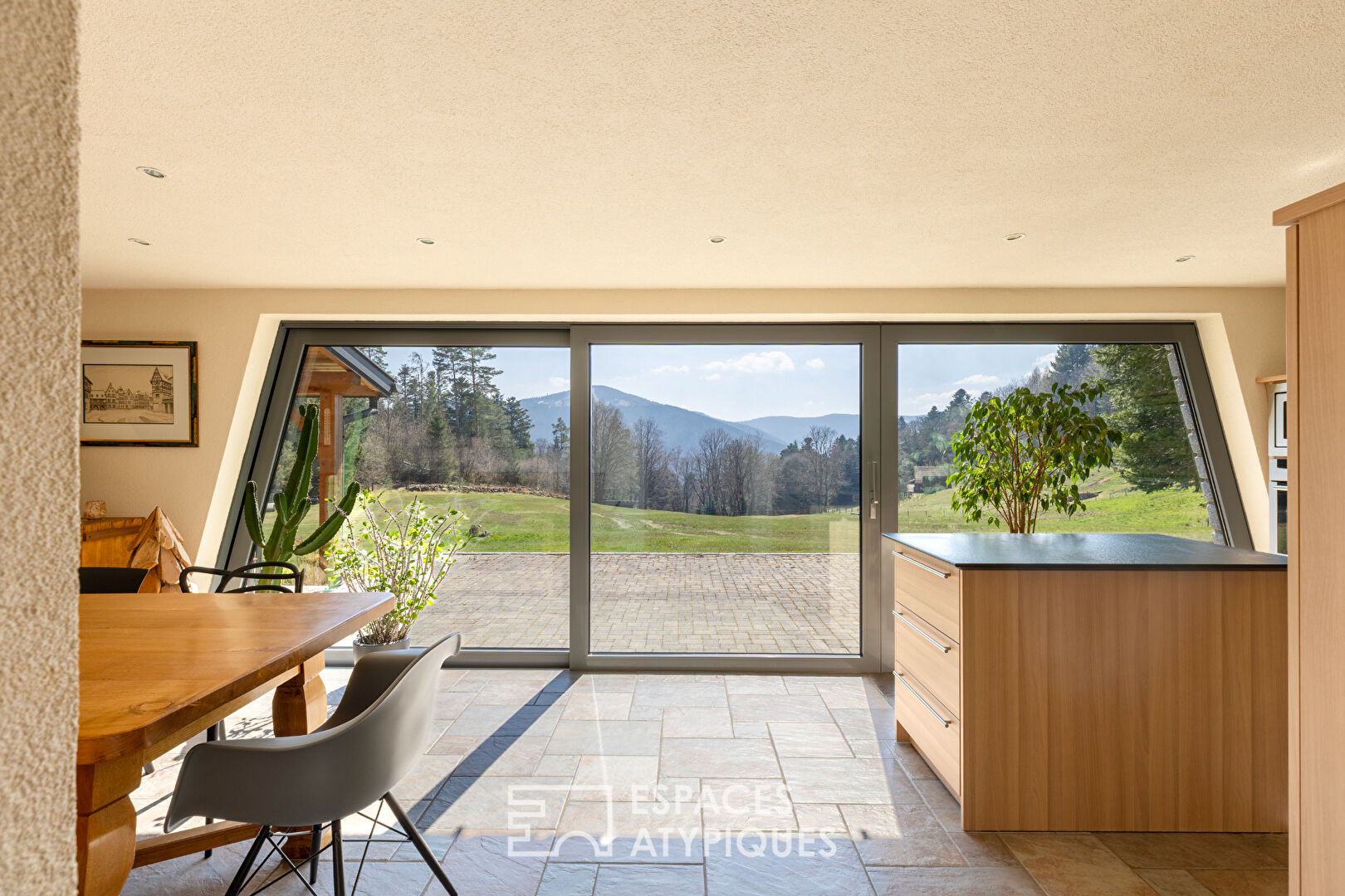 Ferme rénovée avec vue imprenable sur un domaine de 2,5 ha