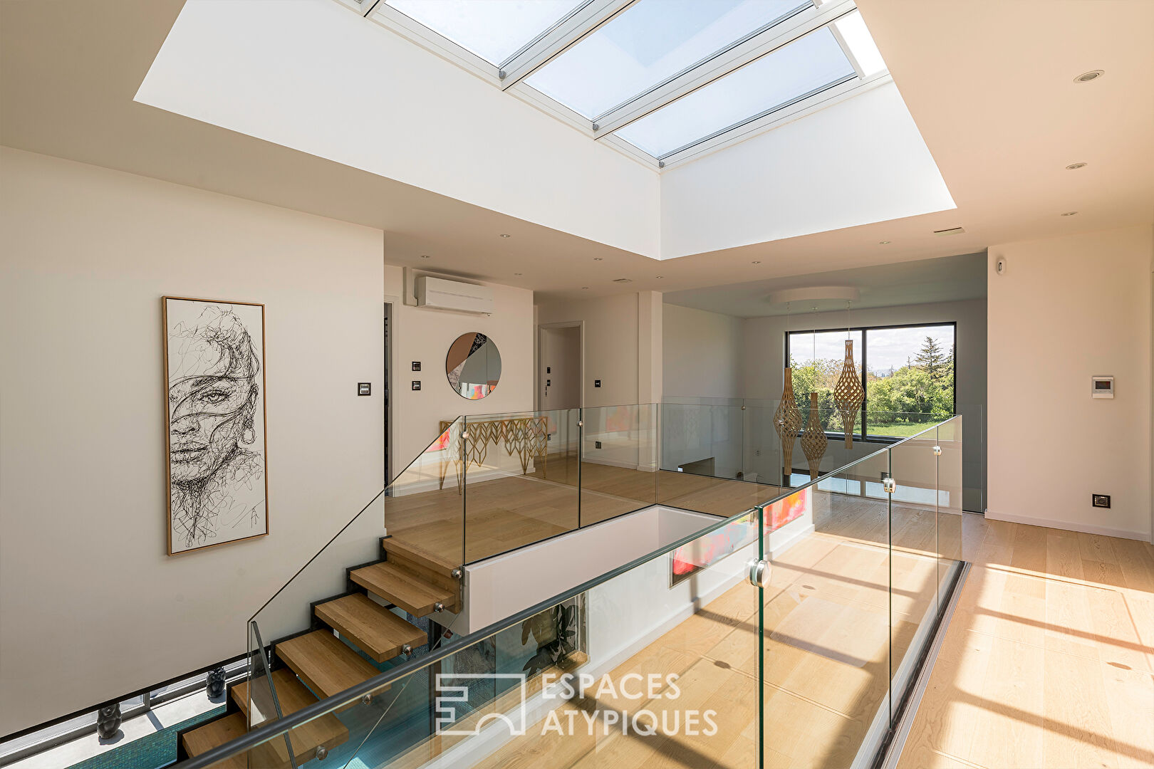 Exceptional contemporary villa with swimming pool