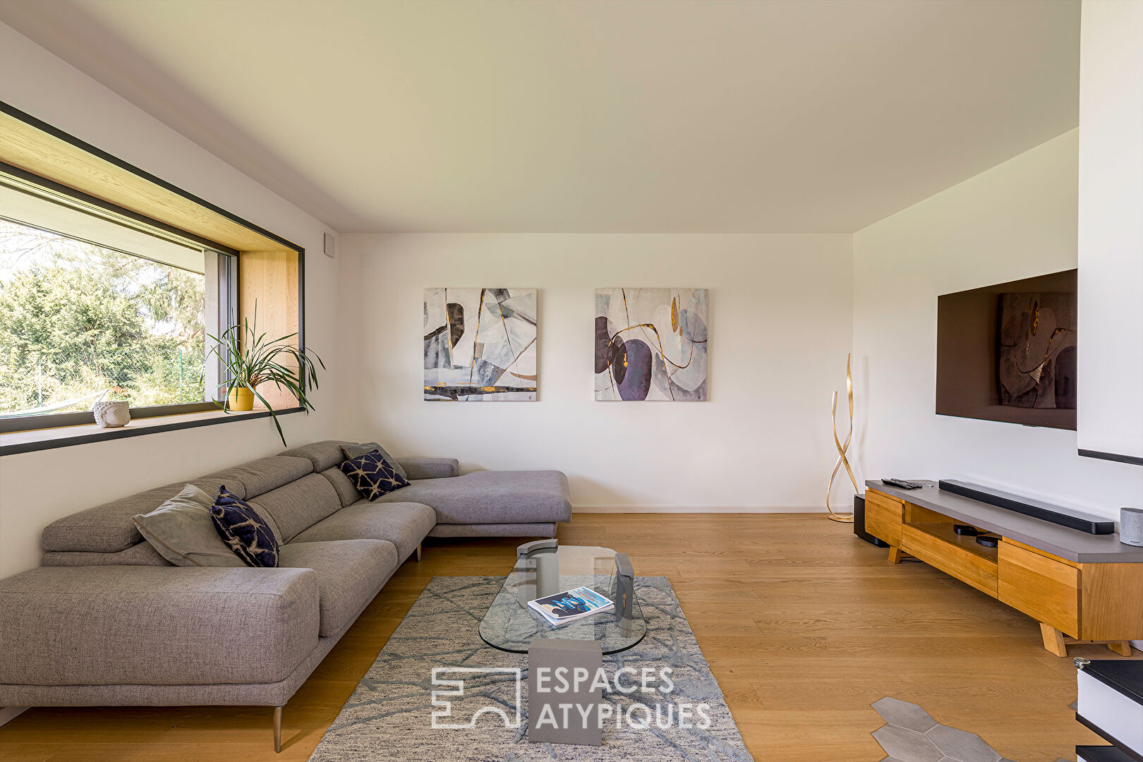 Exceptional contemporary villa with swimming pool