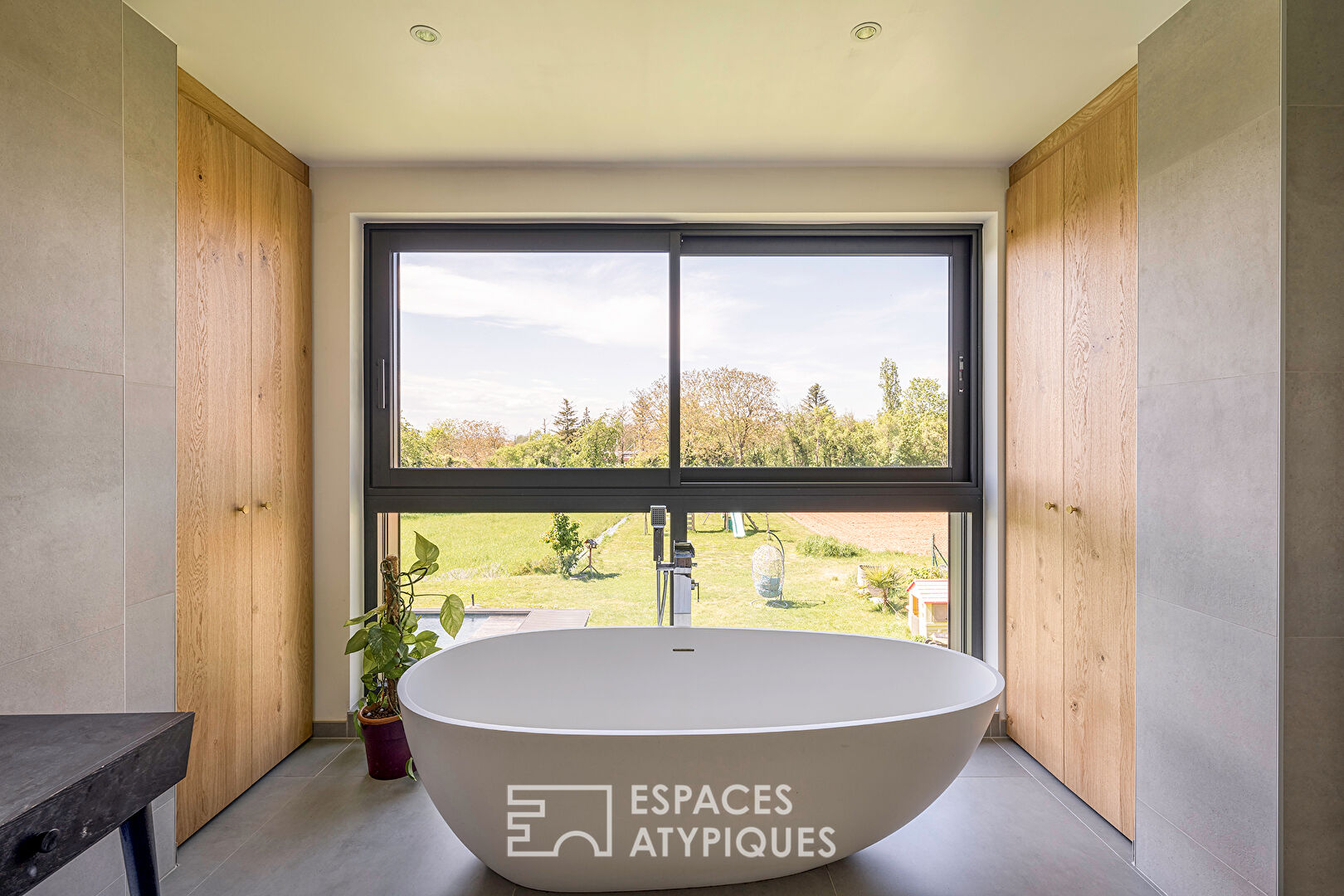 Exceptional contemporary villa with swimming pool