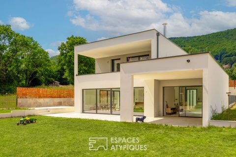 Maison neuve avec piscine à débordement et vue dégagée