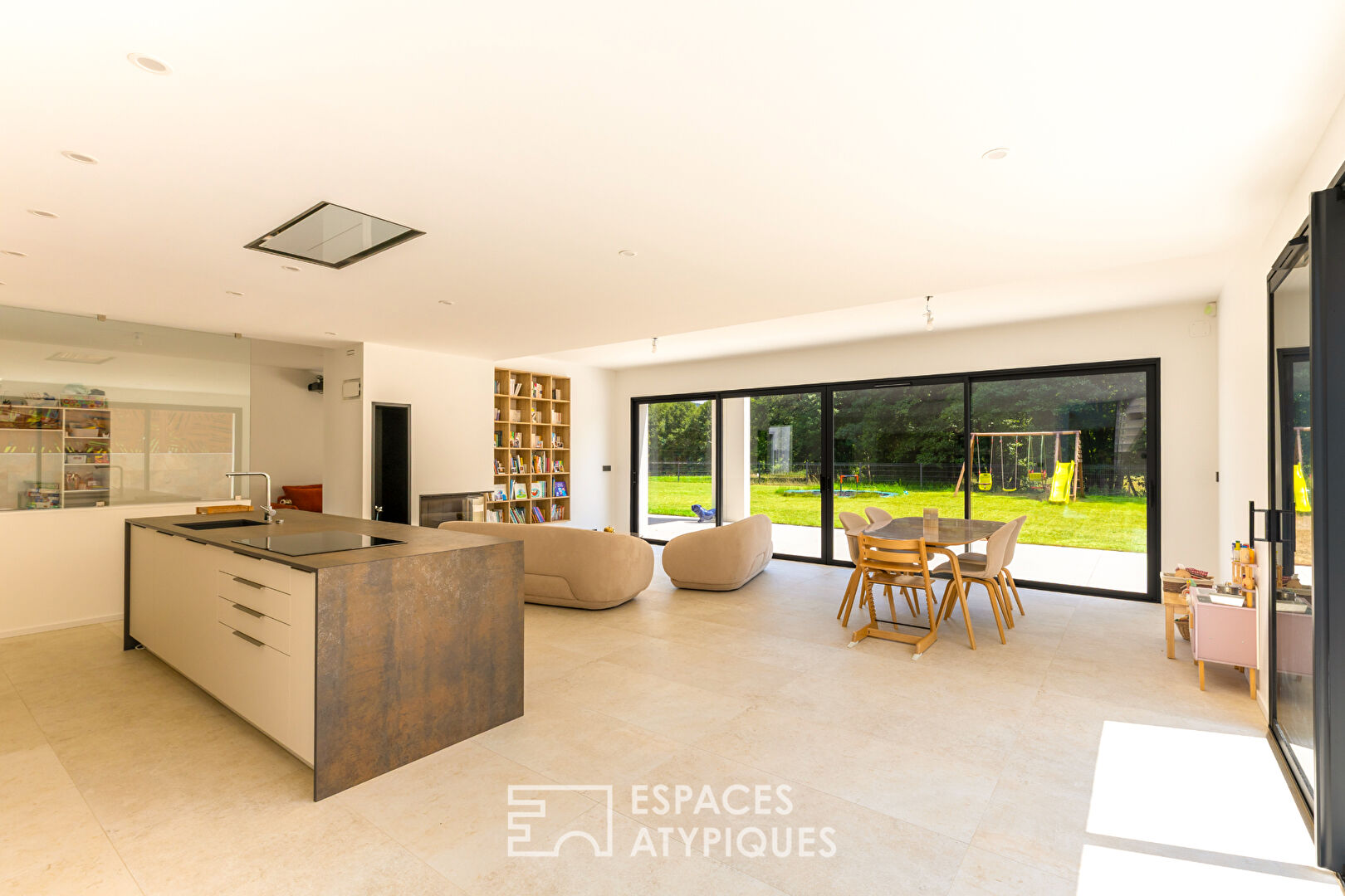 Maison neuve avec piscine à débordement et vue dégagée
