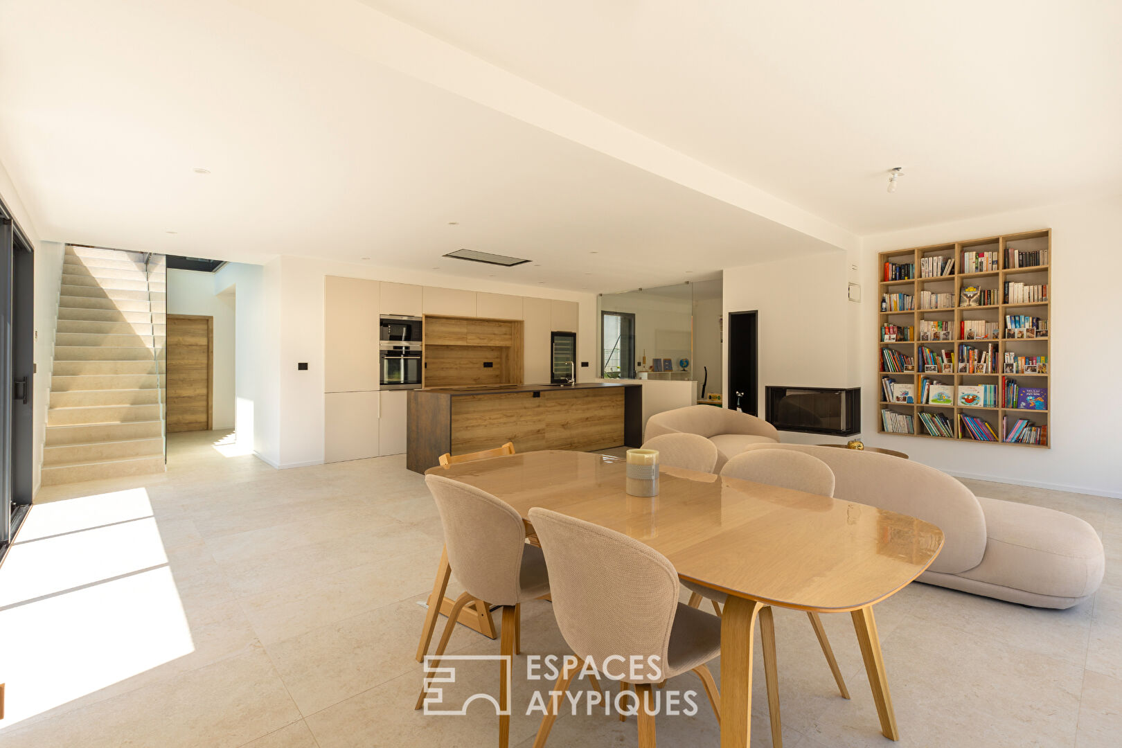 Maison neuve avec piscine à débordement et vue dégagée