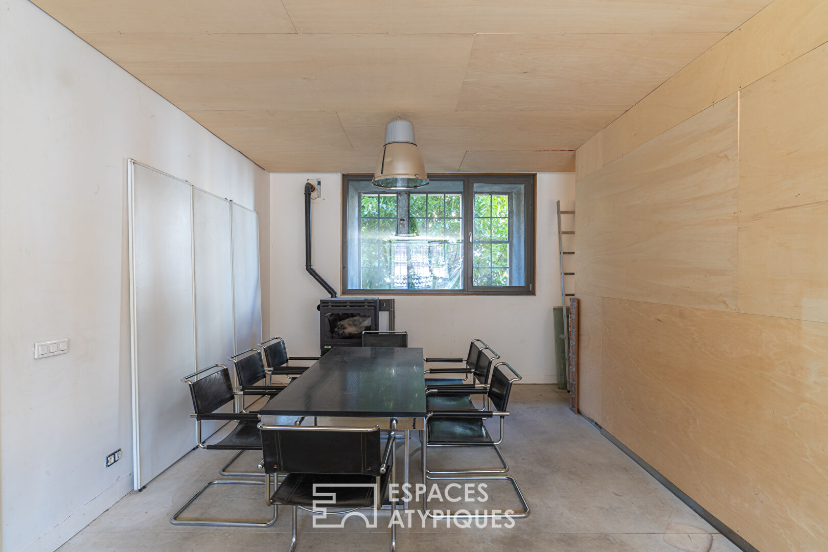 Business premises in a building of exceptional character