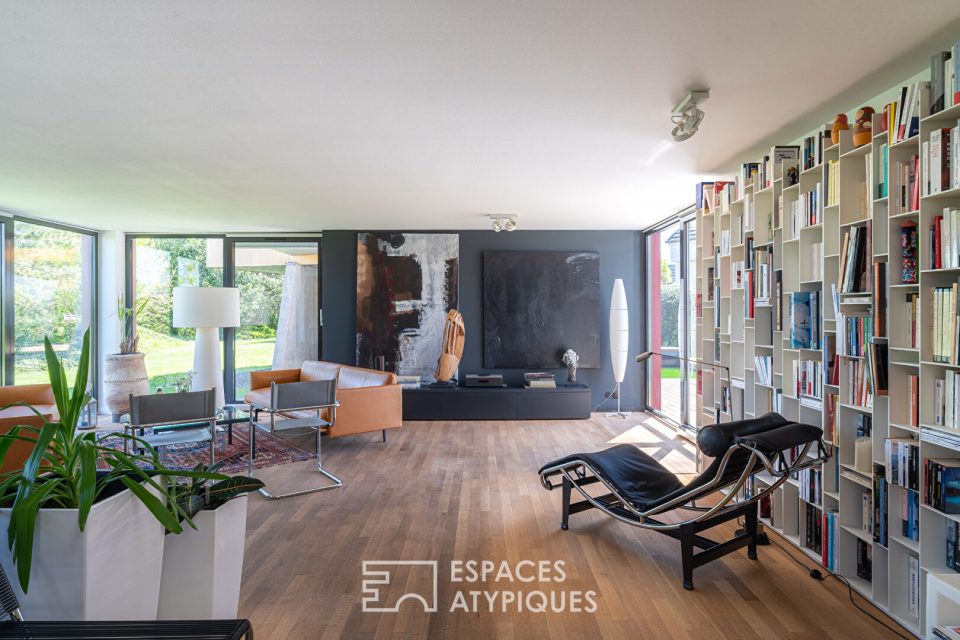 Maison d'architecte aux lignes recherchées et sa piscine