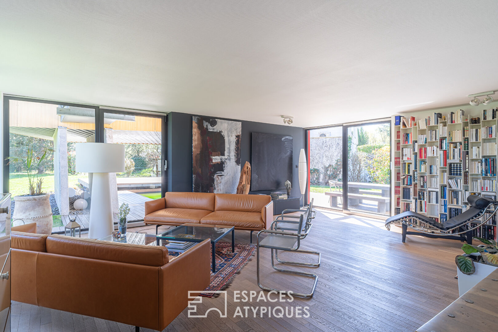 Maison d’architecte aux lignes recherchées et sa piscine
