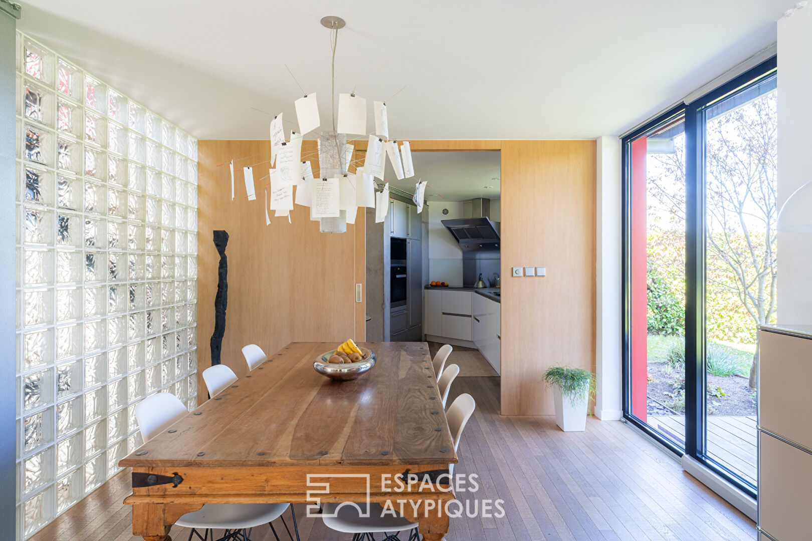 Maison d’architecte aux lignes recherchées et sa piscine