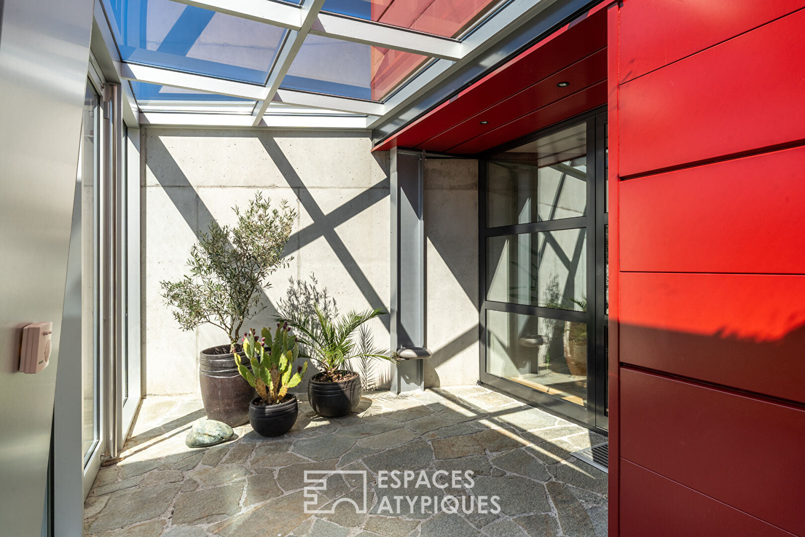 Maison d’architecte aux lignes recherchées et sa piscine