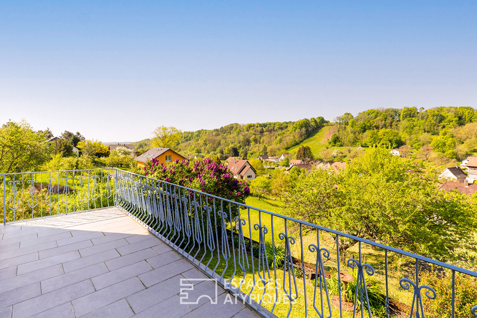 Maison familiale avec vue dégagée sur la verdure