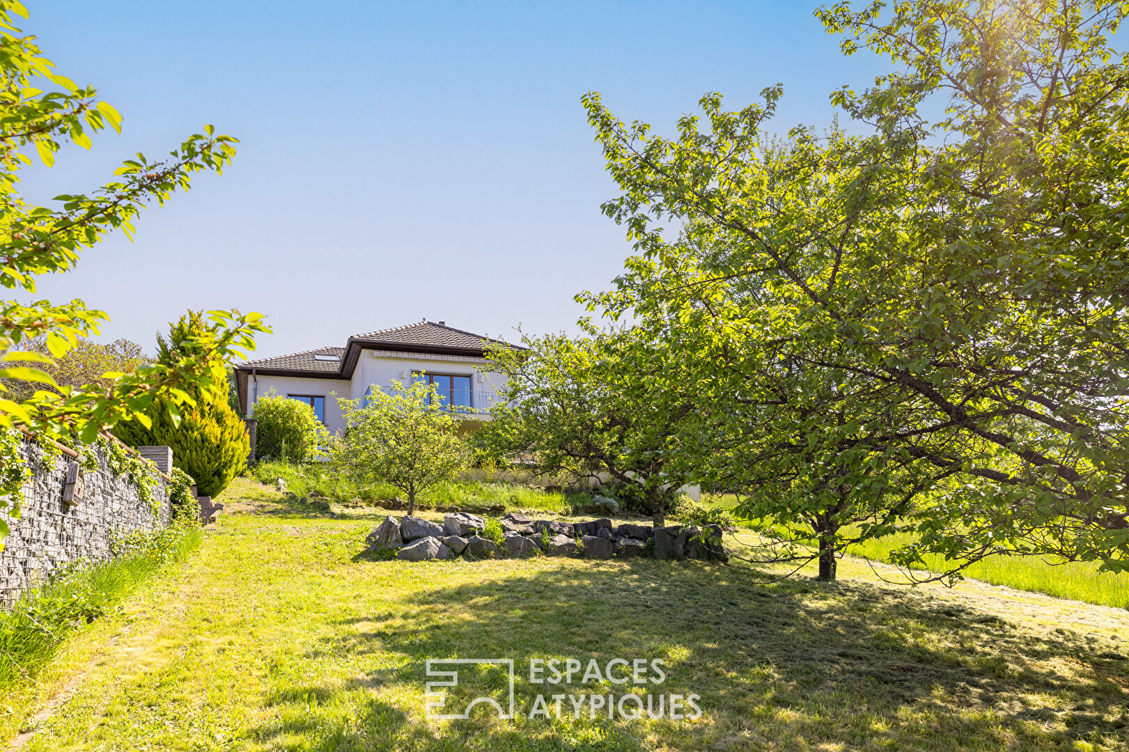 Maison familiale avec vue dégagée sur la verdure