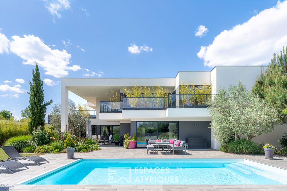 Villa contemporaine et son vaste jardin avec piscine