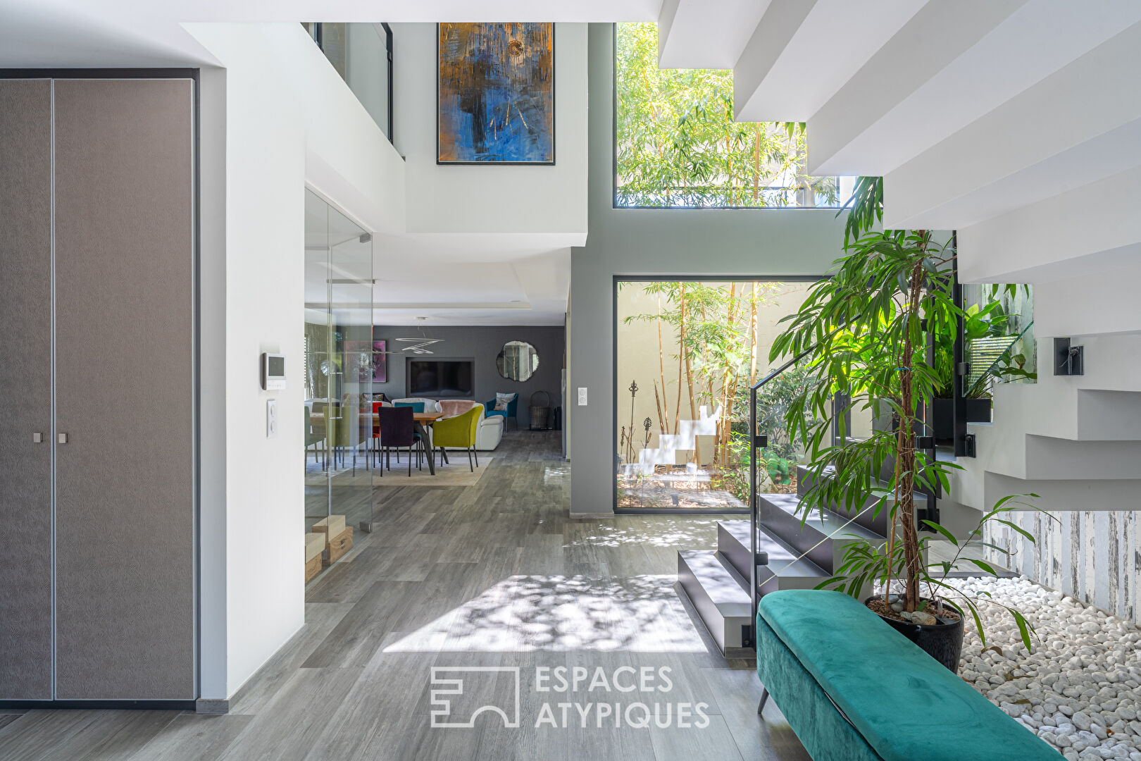Villa contemporaine et son vaste jardin avec piscine