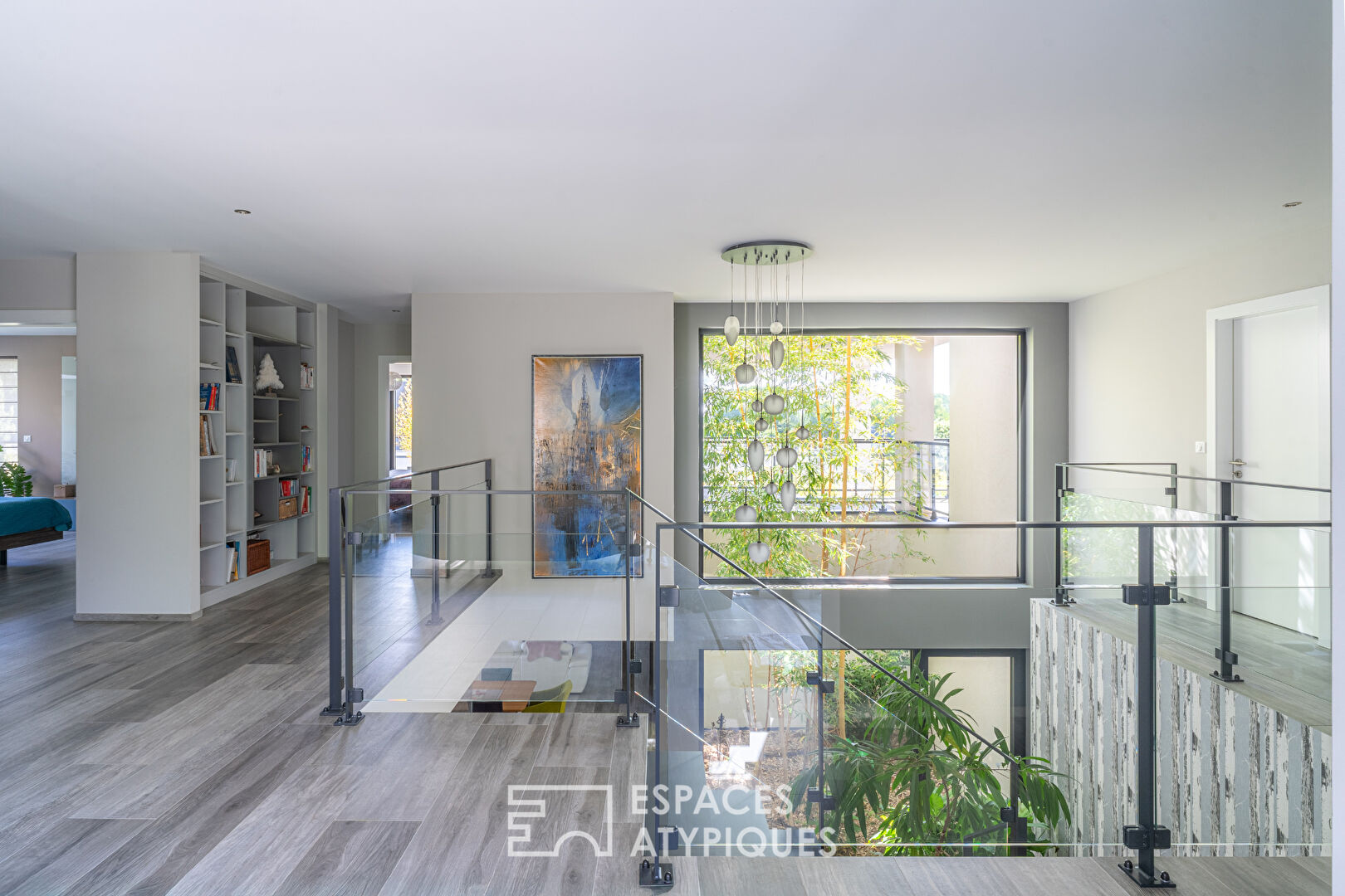 Villa contemporaine et son vaste jardin avec piscine