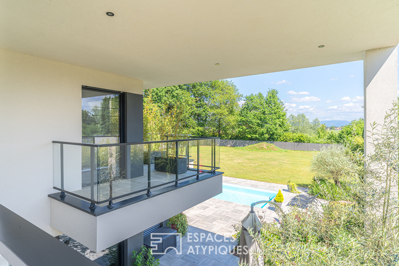 Villa contemporaine et son vaste jardin avec piscine