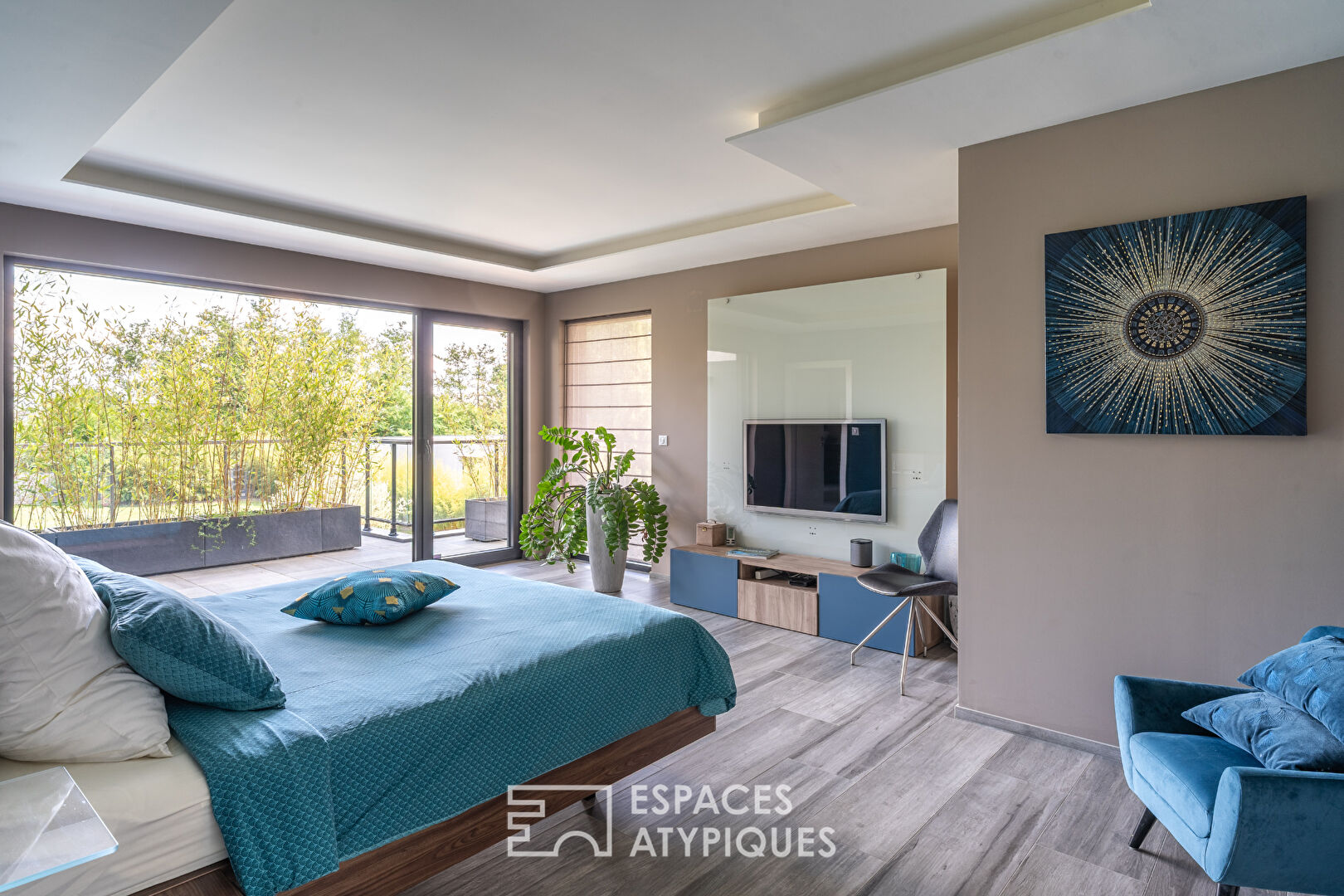 Villa contemporaine et son vaste jardin avec piscine