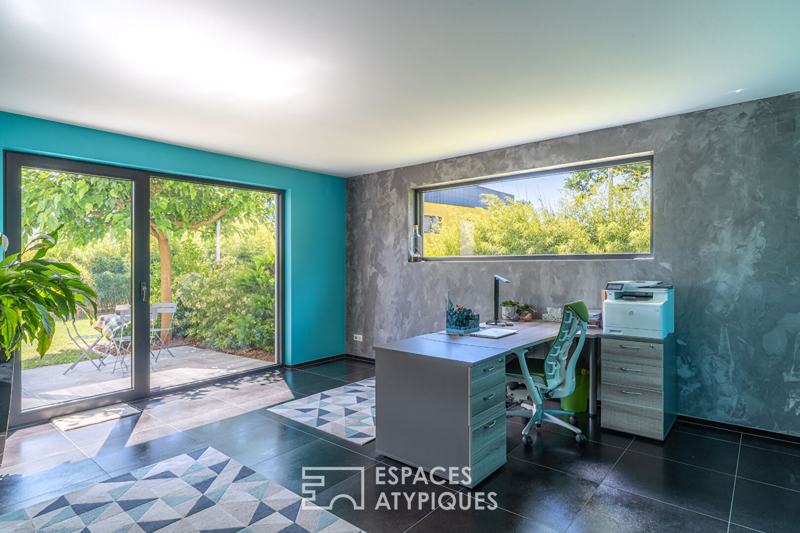 Villa contemporaine et son vaste jardin avec piscine