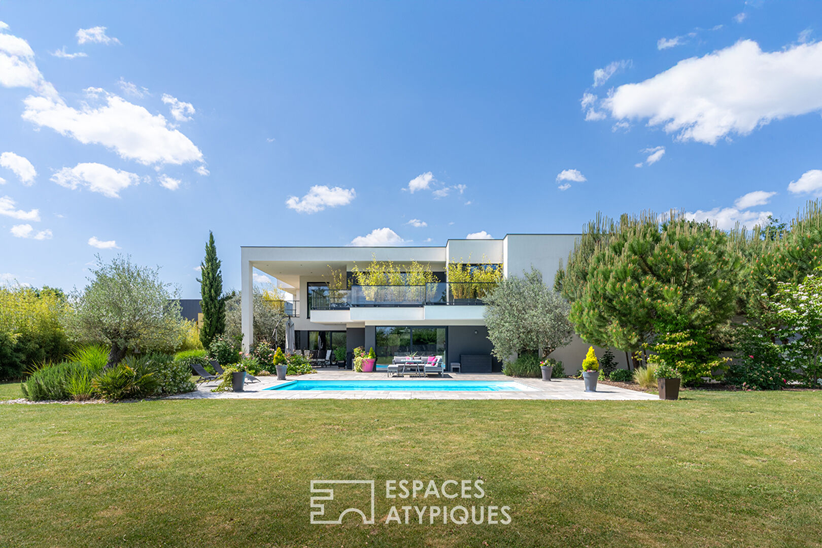 Villa contemporaine et son vaste jardin avec piscine