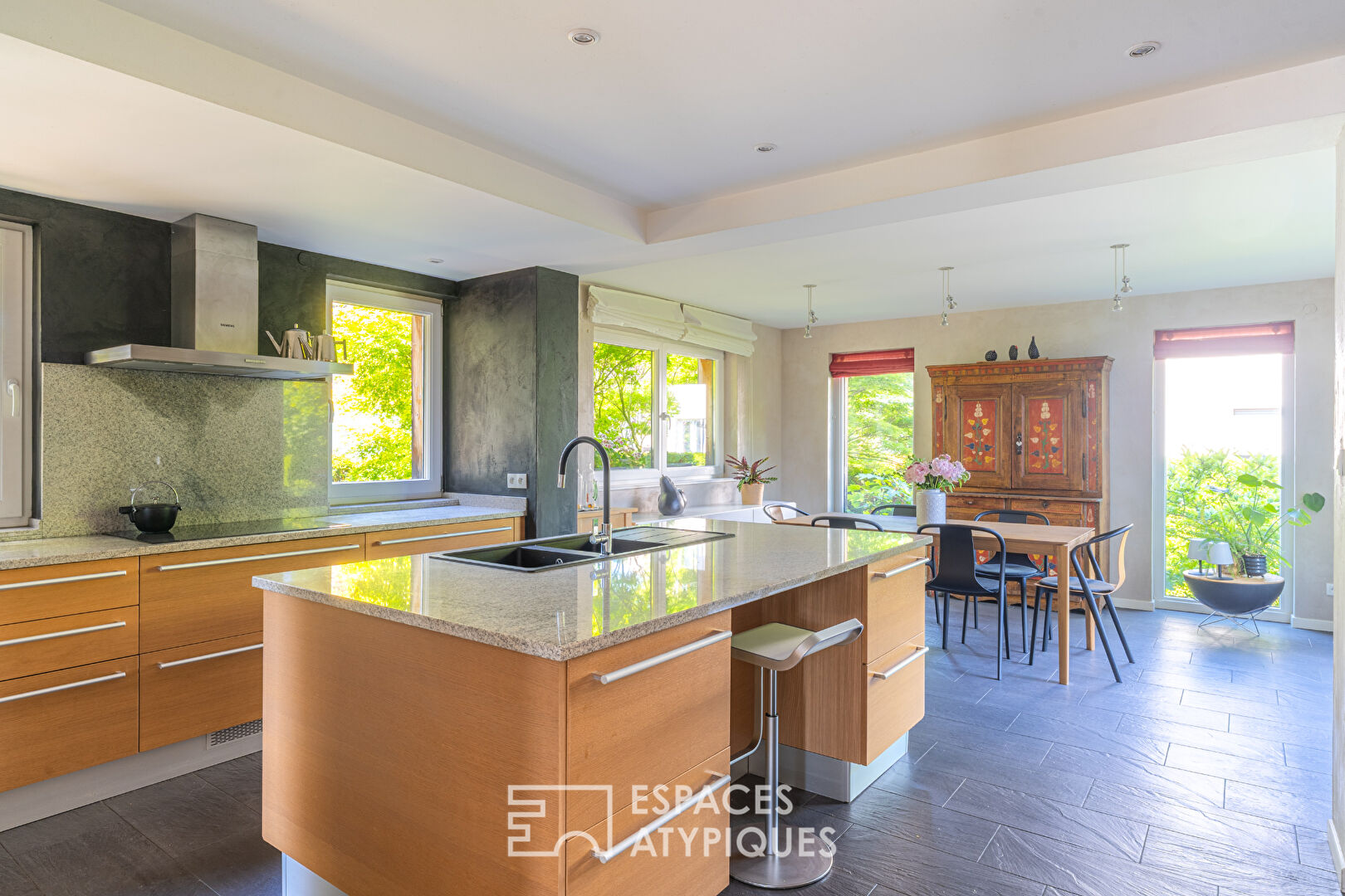 Rénovation contemporaine et son jardin verdoyant