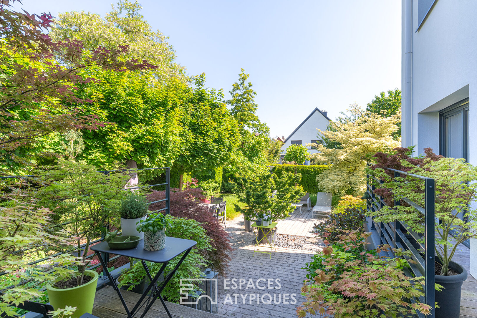 Rénovation contemporaine et son jardin verdoyant