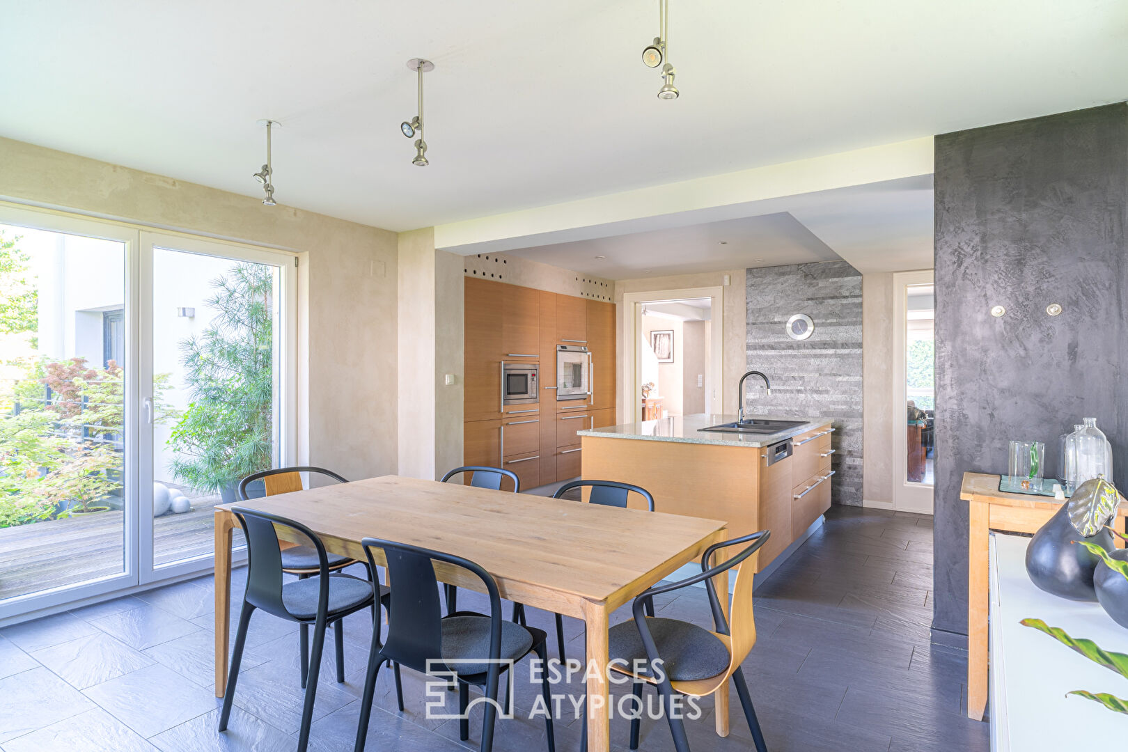 Rénovation contemporaine et son jardin verdoyant