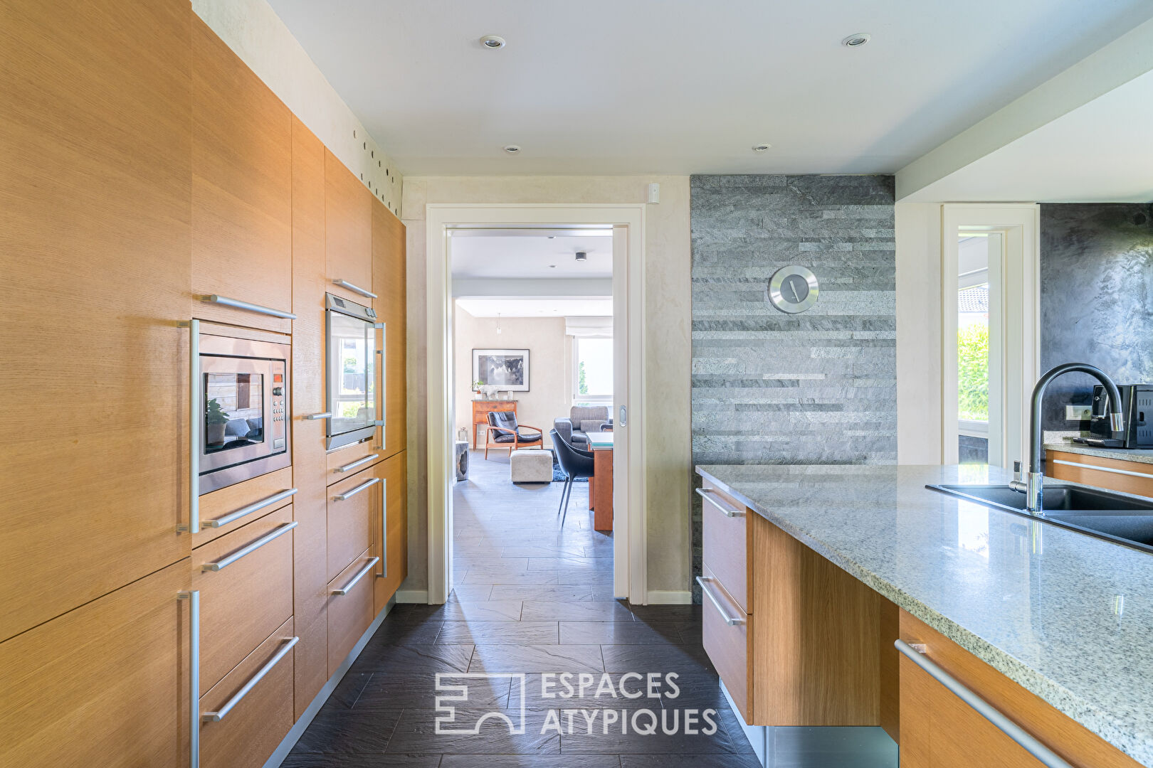 Rénovation contemporaine et son jardin verdoyant