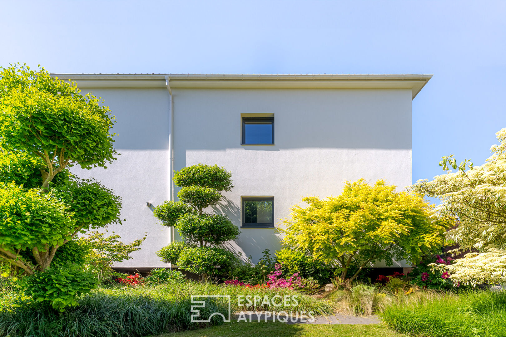 Rénovation contemporaine et son jardin verdoyant