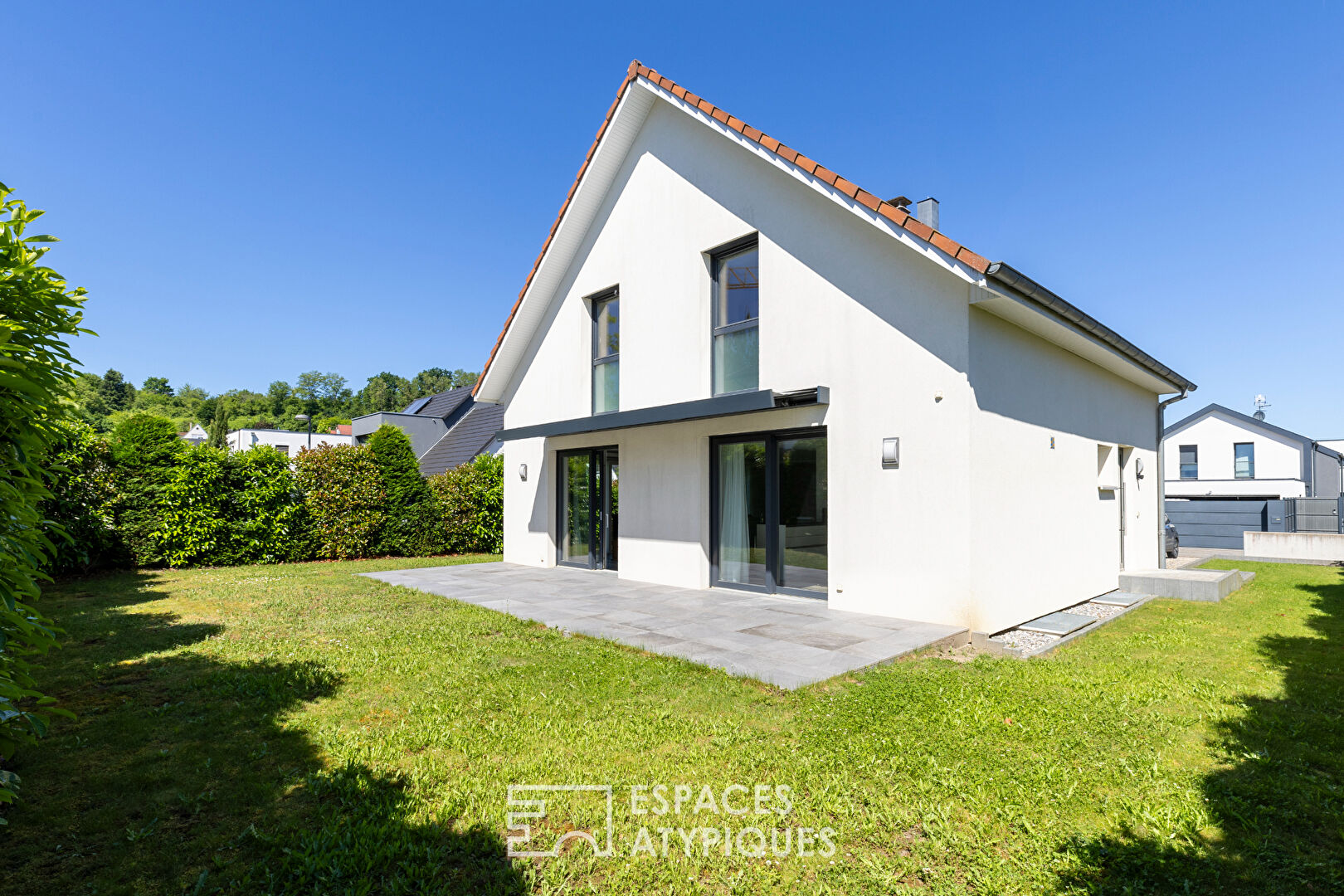 Maison familiale contemporaine à la frontière Suisse