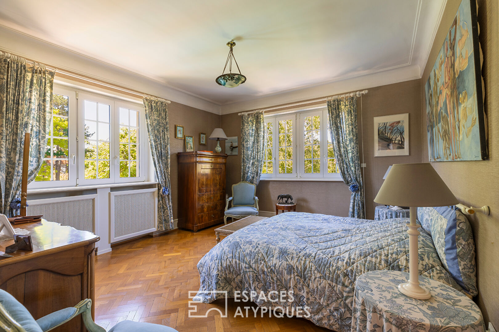 Maison de maître années 20 avec piscine et jardin paysager