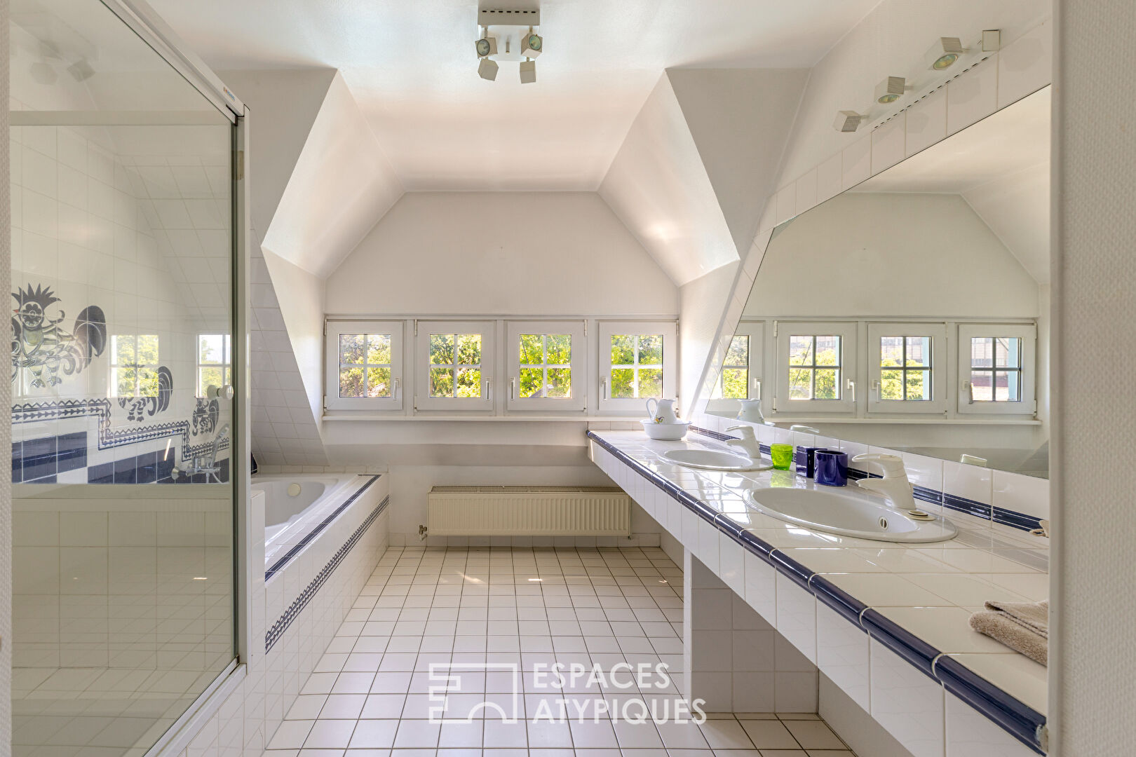 Maison de maître années 20 avec piscine et jardin paysager
