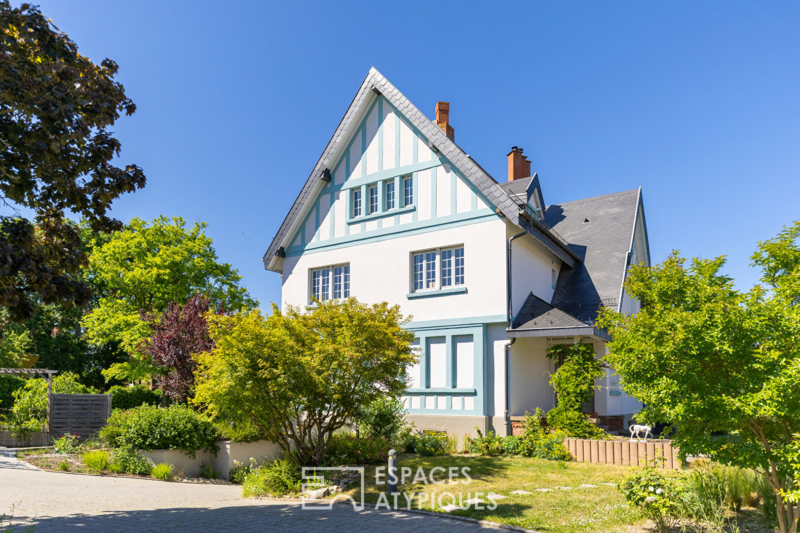 Maison de maître années 20 avec piscine et jardin paysager