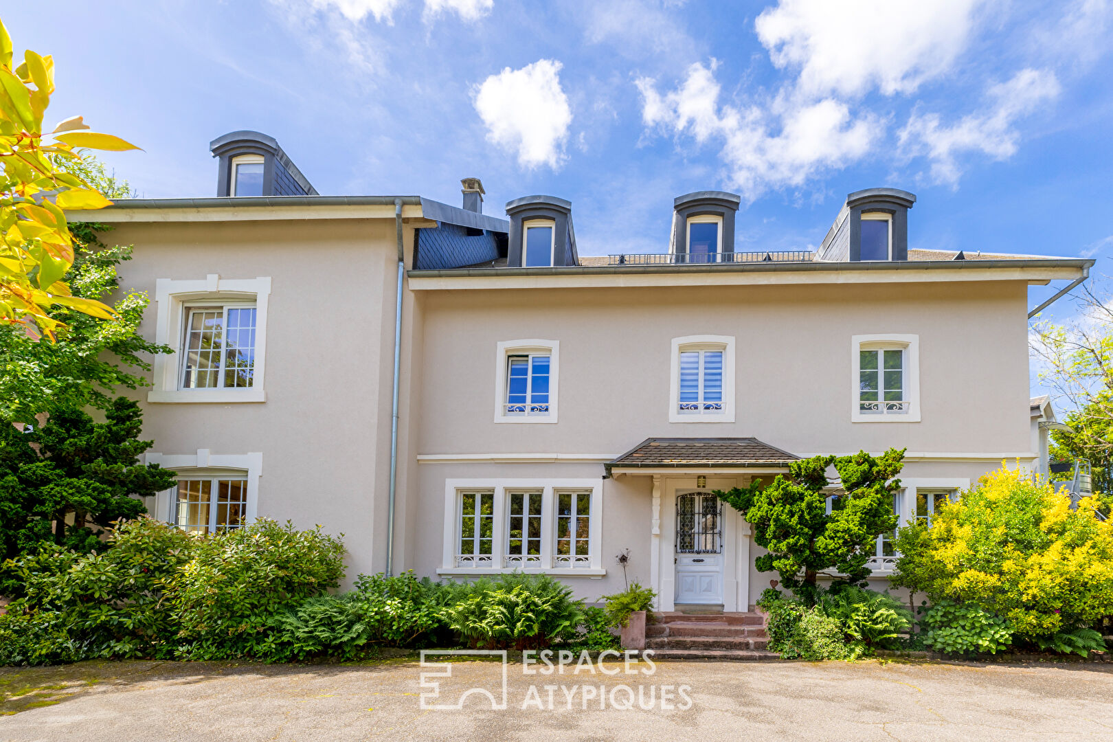 Maison de maître rénovée dans son magnifique parc arboré